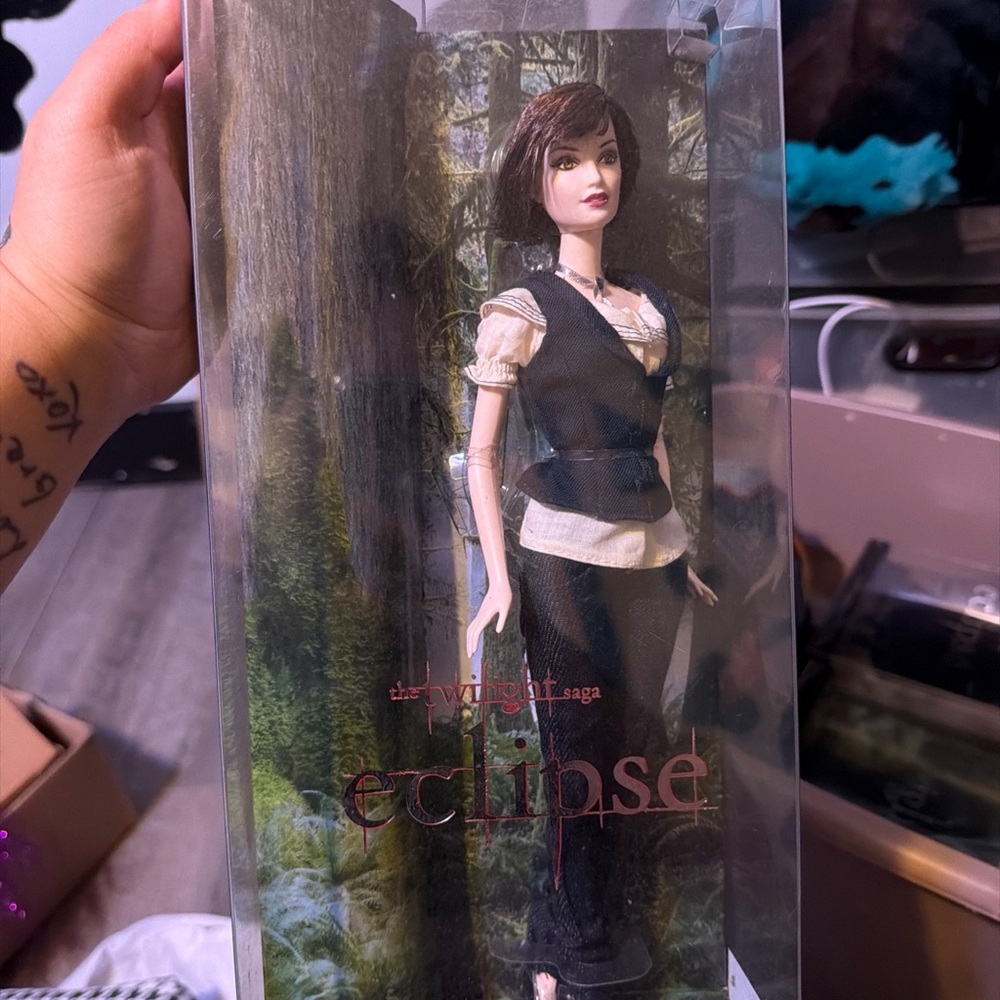 Barbie Twilight Saga Eclipse Doll - Black and White Outfit - Picture 2 of 4